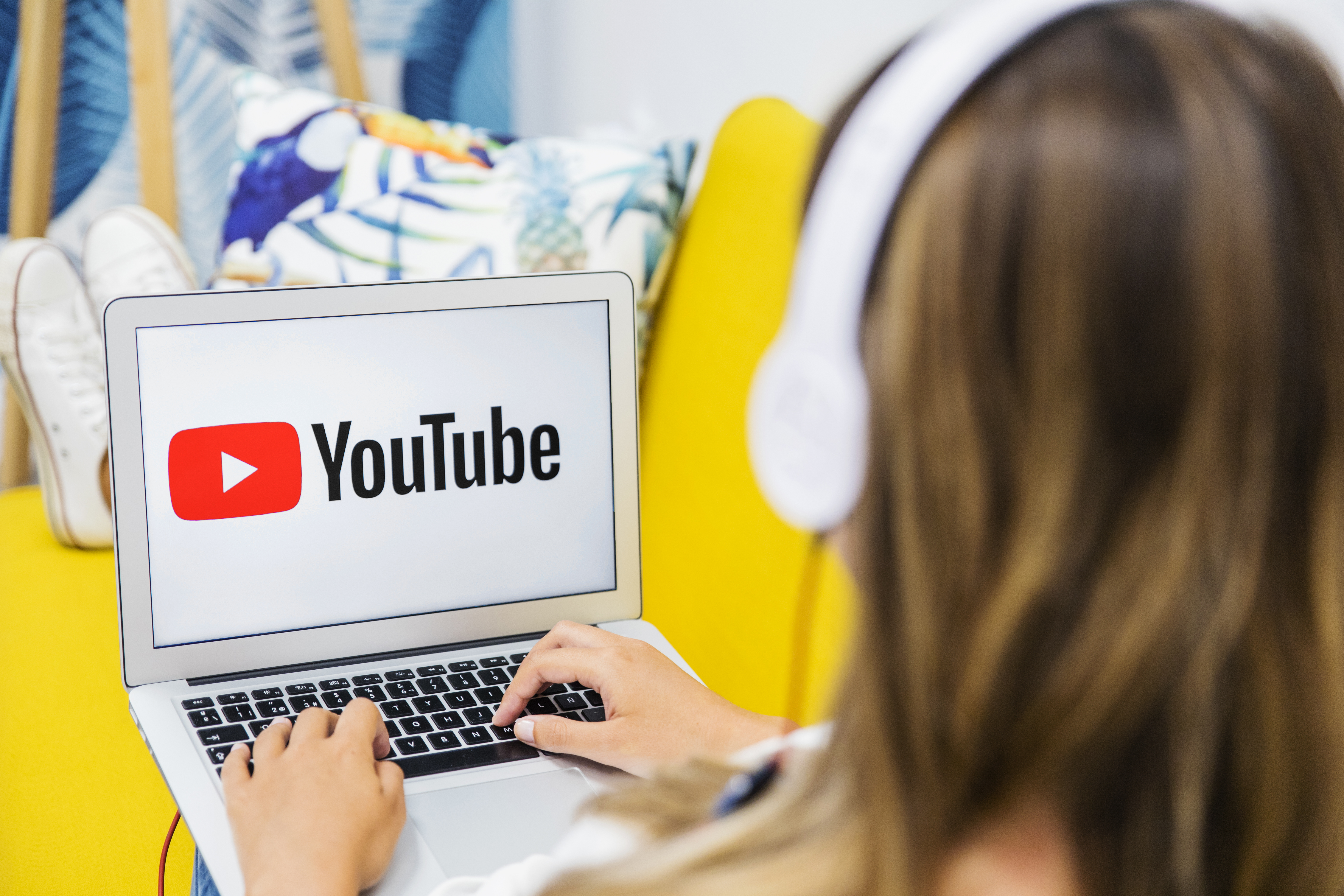 Youtube интернет. Ютуб на ноутбуке. Контент ютуб. Лучший контент для ютуба.